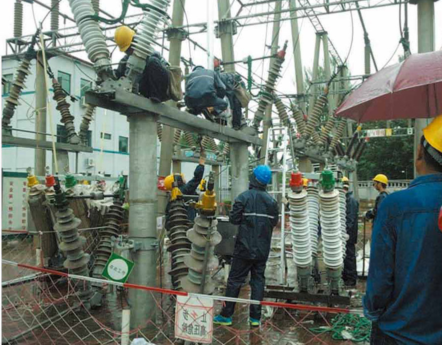 承德袁莊220KV變電站現(xiàn)場冒雨對110KV隔離開關(guān)拆卸工作