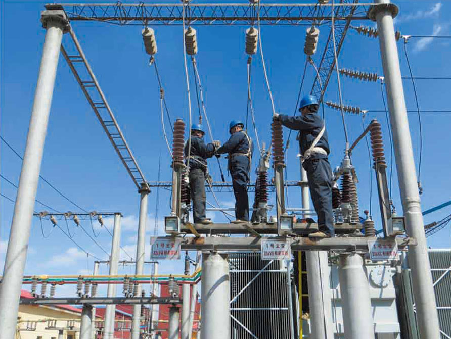 承德東北郊110KV變電站現(xiàn)場對避雷器引線壓接工作