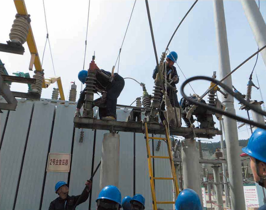 承德壽王墳110KV變電站現(xiàn)場對35KV隔離開關(guān)拆卸工作